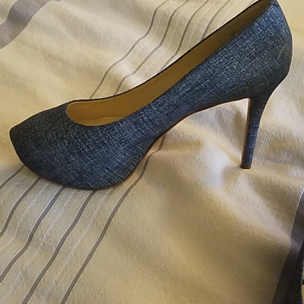 Size 9 and 1/2 Nine West pumps